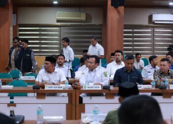 Bupati Aceh Besar H. Muharram Idris (Syech Muharram) menghadiri pertemuan Pemerintah Aceh bersama Tim Komisi II DPR RI di Gedung Serbaguna Setda Aceh, Banda Aceh, Rabu (17/6/2026). FOTO/ MC ACEH BESAR