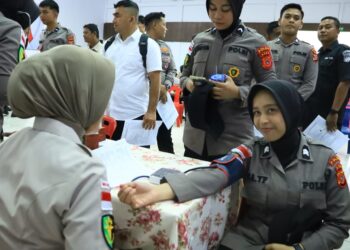 Polda Aceh menggelar kegiatan bakti kesehatan berupa donor darah yang dipusatkan di Aula Cut Mutia Biddokkes Polda Aceh, Lamteumen, Banda Aceh, Rabu (17/6/2026).