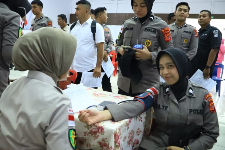 Polda Aceh menggelar kegiatan bakti kesehatan berupa donor darah yang dipusatkan di Aula Cut Mutia Biddokkes Polda Aceh Lamteumen Banda Aceh Rabu 1762026