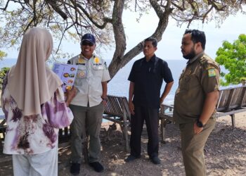 Kabid Ketertiban Umum dan Ketenteraman Masyarakat, Satpol PP dan WH Aceh Besar, Suhaimi SP, meninjau kawasan wisata Bukit Lamreh, Kecamatan Mesjid Raya, Kabupaten Aceh Besar, Kamis (18/6/2026). FOTO/ MC ACEH BESAR