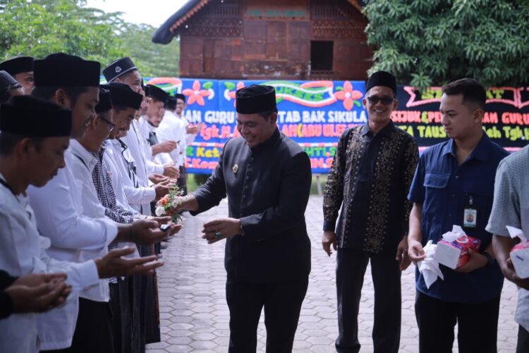 Bupati Aceh Besar H Muharram Idris bersama Ulama Karismatik Aceh Abu Athailah melakukan prosesi peusijuek kepada ratusan guru Beut Kitab bak Sikula di halaman Gedung Dekranasda Aceh Besar Kamis 1862026 FOTO MC ACEH BESAR KETIKKABARcom Bupati Aceh Besar H Muharram Idris bersama Ulama Karismatik Aceh Abu Athailah melakukan prosesi peusijuek kepada ratusan guru Beut Kitab bak Sikula di halaman Gedung Dekranasda Aceh Besar Kamis 1862026 FOTO MC ACEH BESAR