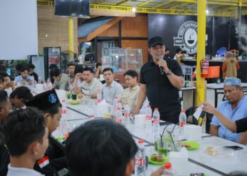 Suasana bincang santai Bupati Aceh Besar, H. Muharram Idris dengan mahasiswa, di SMEA Premium Bineh Blang, Kecamatan Ingin Jaya, Jumat (26/6/2026). FOTO/MC ACEH BESAR