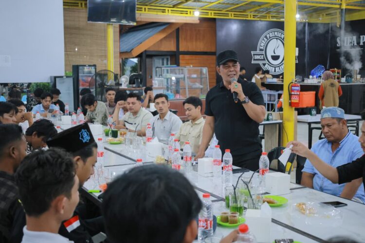 Suasana bincang santai Bupati Aceh Besar H Muharram Idris dengan mahasiswa di SMEA Premium Bineh Blang Kecamatan Ingin Jaya Jumat 2662026 FOTOMC ACEH BESAR KETIKKABARcom Suasana bincang santai Bupati Aceh Besar H Muharram Idris dengan mahasiswa di SMEA Premium Bineh Blang Kecamatan Ingin Jaya Jumat 2662026 FOTOMC ACEH BESAR