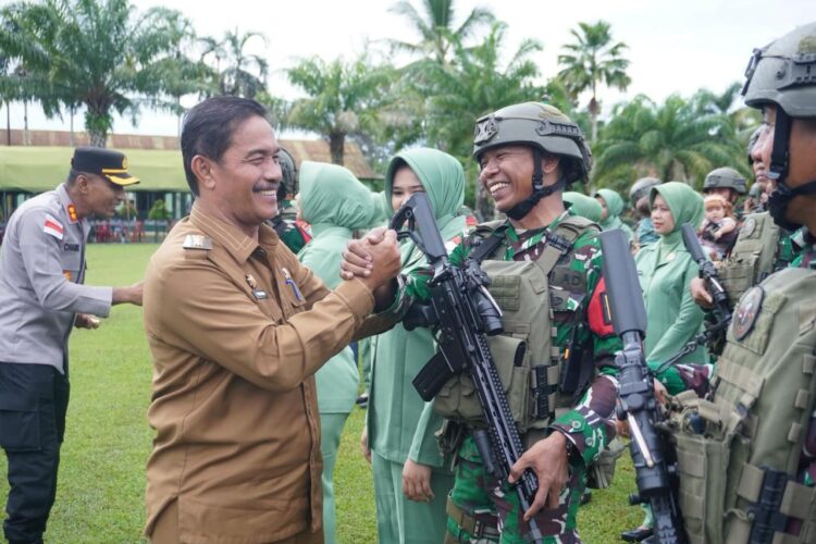 Wakil Bupai Aceh Besar Drs Syukri A Jalil bersama unsur Forkopimda menyalami prajurit saat menghadiri Pemberangkatan Satgas RIPNG Statis YOnif 117KY Rem 012TU Kodam IM di Lapangan Mayonif 117KY Kota Jantho Senin 29062026 FOTOMC ACEH BESAR KETIKKABARcom Wakil Bupai Aceh Besar Drs Syukri A Jalil bersama unsur Forkopimda menyalami prajurit saat menghadiri Pemberangkatan Satgas RI PNG Statis YOnif 117KY Rem 012TU Kodam IM di Lapangan Mayonif 117KY Kota Jantho Senin 29062026 FOTOMC ACEH BESAR