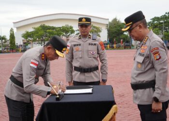 Polda Aceh menggelar upacara penyerahan jabatan Kepala Biro Perencanaan (Karorena) Polda Aceh dari Kombes Pol. R. Dadik Junaedi Supri Hartono, S.H., kepada Kapolda Aceh, Irjen Pol. Drs. Marzuki Ali Basyah, M.M., sebagai pejabat sementara, Senin (29/6/2026).