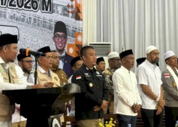 Ketua DPR Aceh, Zulfadhli, mendampingi Gubernur Aceh Muzakir Manaf (Mualem) saat melepas keberangkatan jemaah haji Kloter I Embarkasi Aceh di Asrama Haji Banda Aceh, Selasa, 5 Mei 2026. Kloter pertama yang berjumlah 393 jemaah dijadwalkan berangkat menuju Madinah pada Rabu dini hari. FOTO/Istimewa