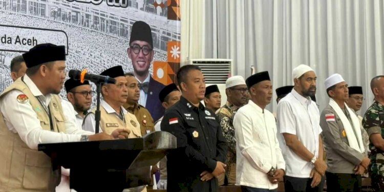 Ketua DPR Aceh Zulfadhli mendampingi Gubernur Aceh Muzakir Manaf Mualem saat melepas keberangkatan jemaah haji Kloter I Embarkasi Aceh di Asrama Haji Banda Aceh Selasa 5 Mei 2026 Kloter pertama yang berjumlah 393 jemaah dijadwalkan berangkat menuju Madinah pada Rabu dini hari FOTOIstimewa KETIKKABARcom Ketua DPR Aceh Zulfadhli mendampingi Gubernur Aceh Muzakir Manaf Mualem saat melepas keberangkatan jemaah haji Kloter I Embarkasi Aceh di Asrama Haji Banda Aceh Selasa 5 Mei 2026 Kloter pertama yang berjumlah 393 jemaah dijadwalkan berangkat menuju Madinah pada Rabu dini hari FOTOIstimewa