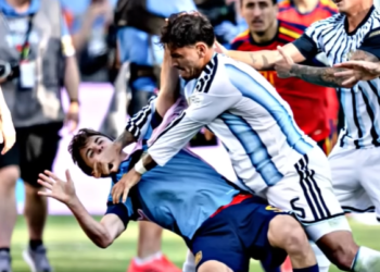 Gelandang Argentina, Leandro Paredes, menjadi sorotan tajam setelah aksi emosionalnya yang mencekik pemain lawan hingga berujung kartu merah