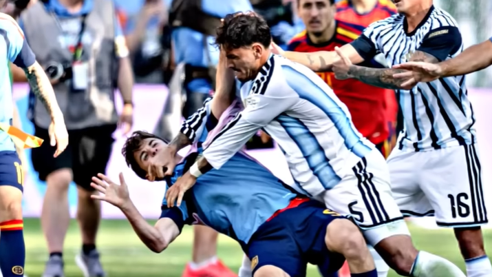 Gelandang Argentina Leandro Paredes menjadi sorotan tajam setelah aksi emosionalnya yang mencekik pemain lawan hingga berujung kartu merah KETIKKABARcom Gelandang Argentina Leandro Paredes menjadi sorotan tajam setelah aksi emosionalnya yang mencekik pemain lawan hingga berujung kartu merah