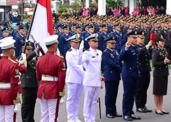 Presiden Prabowo Subianto memimpin Upacara Prasetya Perwira Praspa Tentara Nasional Indonesia TNI dan Kepolisian Negara Republik Indonesia Polri Tahun 2026 yang digelar di halaman depan Istana Merdeka Jakarta pada Rabu 2272026