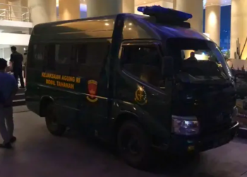 Kejaksaan Agung (Kejagung) menyiagakan satu unit mobil tahanan di sekitar Gedung Utama Kompleks Kejagung, Jakarta, pada Jumat malam (24/7/2026).
