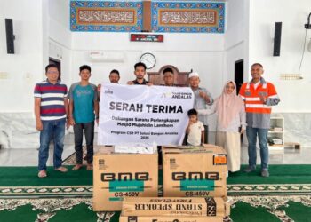 Solusi Bangun Andalas menyerahkan bantuan perlengkapan masjid untuk masjid di Kemukiman Lamlhom, 10 Juli 2026.