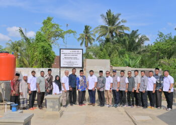 Direktur Utama PT Solusi Bangun Indonesia Tbk, Rizki Kresno Edhie Hambali berfoto bersama Asisten Administrasi Umum Setdakab Aceh Tamiang, Ir. Muhammad Zein, Penyelidik Bumi Ahli Muda Bidang Geologi dan Air Tanah Dinas ESDM Provinsi Aceh, Zacky Damanhuri, ST., serta para tokoh masyarakat setempat di Masjid Nurut Taqwa, Kecamatan Karang Baru, Kabupaten Aceh Tamiang.