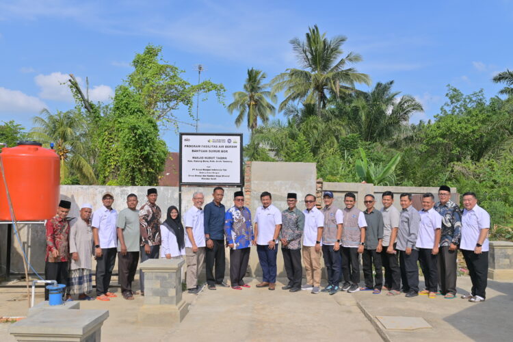 Direktur Utama PT Solusi Bangun Indonesia Tbk Rizki Kresno Edhie Hambali berfoto bersama Asisten Administrasi Umum Setdakab Aceh Tamiang Ir Muhammad Zein Penyelidik Bumi Ahli Muda Bidang Geologi dan Air Tanah Dinas ESDM Provinsi Aceh Zacky Damanhuri ST serta para tokoh masyarakat setempat di Masjid Nurut Taqwa Kecamatan Karang Baru Kabupaten Aceh Tamiang KETIKKABARcom Direktur Utama PT Solusi Bangun Indonesia Tbk Rizki Kresno Edhie Hambali berfoto bersama Asisten Administrasi Umum Setdakab Aceh Tamiang Ir Muhammad Zein Penyelidik Bumi Ahli Muda Bidang Geologi dan Air Tanah Dinas ESDM Provinsi Aceh Zacky Damanhuri ST serta para tokoh masyarakat setempat di Masjid Nurut Taqwa Kecamatan Karang Baru Kabupaten Aceh Tamiang