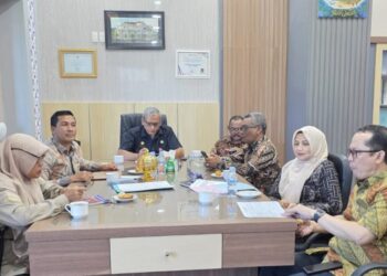 Plh Sekretaris Daerah Aceh Besar bersama Asisten II Setdakab M. Ali serta jajaran kepala OPD mengikuti Rapat Koordinasi Progress Penanganan Pascabencana Lintas Sektor yang digelar Kementerian Koordinator Bidang Pemberdayaan Masyarakat secara virtual dari Ruang Sekda Aceh Besar, Kota Jantho, Kamis (9/7/2026). FOTO/MC ACEH BESAR