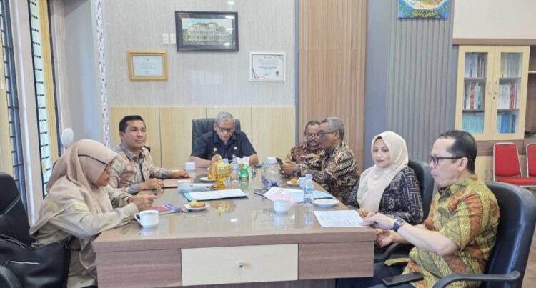 Plh Sekretaris Daerah Aceh Besar bersama Asisten II Setdakab M Ali serta jajaran kepala OPD mengikuti Rapat Koordinasi Progress Penanganan Pascabencana Lintas Sektor yang digelar Kementerian Koordinator Bidang Pemberdayaan Masyarakat secara virtual dari Ruang Sekda Aceh Besar Kota Jantho Kamis 972026 FOTOMC ACEH BESAR KETIKKABARcom Plh Sekretaris Daerah Aceh Besar bersama Asisten II Setdakab M Ali serta jajaran kepala OPD mengikuti Rapat Koordinasi Progress Penanganan Pascabencana Lintas Sektor yang digelar Kementerian Koordinator Bidang Pemberdayaan Masyarakat secara virtual dari Ruang Sekda Aceh Besar Kota Jantho Kamis 972026 FOTOMC ACEH BESAR
