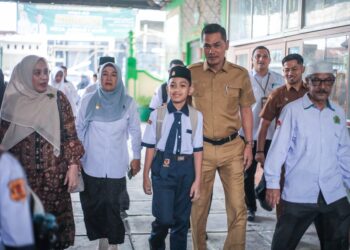 Sekretaris Daerah (Sekda) Aceh, M. Nasir, mendorong penguatan peran ayah dalam pendidikan anak melalui Gerakan Ayah Mengantar Anak Sekolah (GAMAS) yang bertepatan dengan hari pertama masuk sekolah di MTsN 1 Banda Aceh, Senin (13/7).