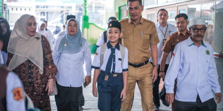 Sekretaris Daerah Sekda Aceh M Nasir mendorong penguatan peran ayah dalam pendidikan anak melalui Gerakan Ayah Mengantar Anak Sekolah GAMAS yang bertepatan dengan hari pertama masuk sekolah di MTsN 1 Banda Aceh Senin 137 KETIKKABARcom Sekretaris Daerah Sekda Aceh M Nasir mendorong penguatan peran ayah dalam pendidikan anak melalui Gerakan Ayah Mengantar Anak Sekolah GAMAS yang bertepatan dengan hari pertama masuk sekolah di MTsN 1 Banda Aceh Senin 137