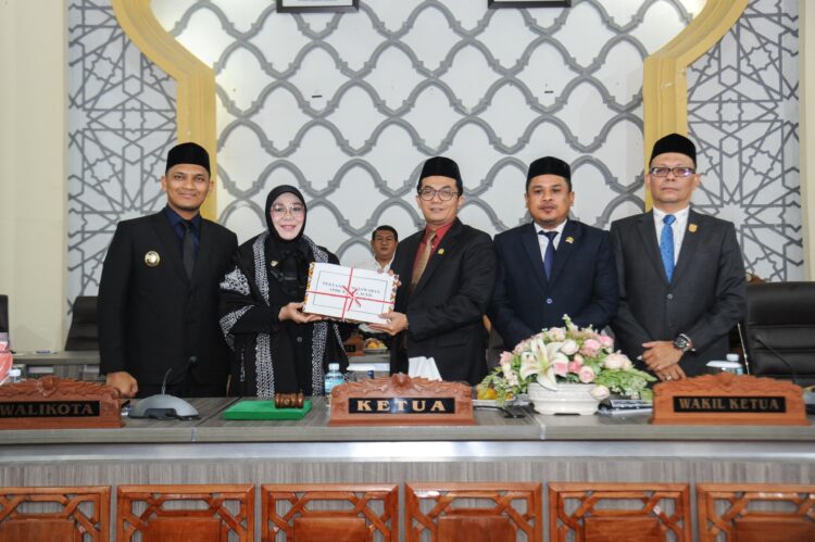 Wali Kota Banda Aceh Illiza Saaduddin Djamal saat menyerahkan Laporan Keterangan Pertanggungjawaban LKPJ Tahun Anggaran 2025 kepada DPRK Banda Aceh kepada Ketua DPRK Banda Aceh Irwansyah ST didampingi Wakil Ketua I Daniel Abdul Wahab SPd dan Wakil Ketua II Dr Musriadi Aswad SPd MPd dalam rapat paripurna di Gedung DPRK Banda Aceh Senin 1372026 FOTO Humas DPRK Banda Aceh