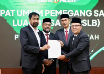 Gubernur Aceh Muzakir Manaf selaku Pemegang Saham Pengendali (PSP) didampingi Direktur Utama Bank Aceh Fadhil Ilyas, menyerahkan surat keputusan (SK) penetapan Prof. Faisal sebagai Komisaris Independen PT Bank Aceh Syariah. Sebelumnya, ia juga menetapkan Sekretaris Daerah Aceh Muhammad Nasir sebagai Komisaris Utama dan Erwin Konadi sebagai Direktur Bisnis PT Bank Aceh Syariah di Pendopo Gubernur Aceh, Selasa, 23 Juni 2026. FOTO/Istimewa