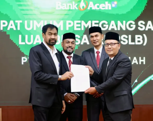 Gubernur Aceh Muzakir Manaf selaku Pemegang Saham Pengendali PSP didampingi Direktur Utama Bank Aceh Fadhil Ilyas menyerahkan surat keputusan SK penetapan Prof Faisal sebagai Komisaris Independen PT Bank Aceh Syariah Sebelumnya ia juga menetapkan Sekretaris Daerah Aceh Muhammad Nasir sebagai Komisaris Utama dan Erwin Konadi sebagai Direktur Bisnis PT Bank Aceh Syariah di Pendopo Gubernur Aceh Selasa 23 Juni 2026 FOTOIstimewa KETIKKABARcom Gubernur Aceh Muzakir Manaf selaku Pemegang Saham Pengendali PSP didampingi Direktur Utama Bank Aceh Fadhil Ilyas menyerahkan surat keputusan SK penetapan Prof Faisal sebagai Komisaris Independen PT Bank Aceh Syariah Sebelumnya ia juga menetapkan Sekretaris Daerah Aceh Muhammad Nasir sebagai Komisaris Utama dan Erwin Konadi sebagai Direktur Bisnis PT Bank Aceh Syariah di Pendopo Gubernur Aceh Selasa 23 Juni 2026 FOTOIstimewa