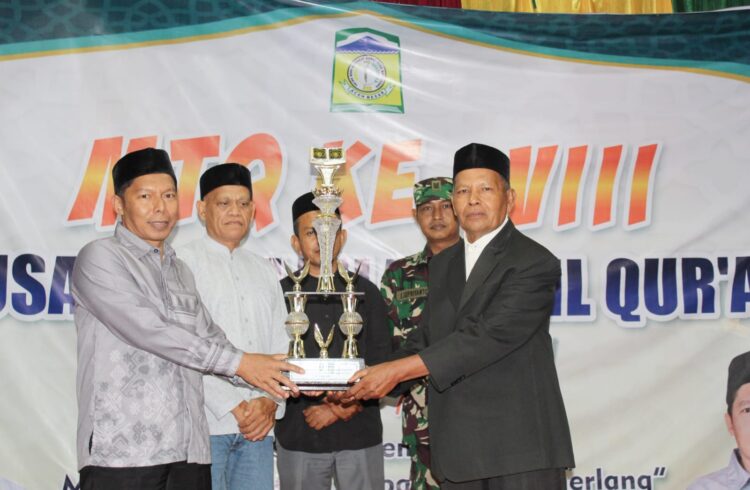 Camat Baitussalam Ridwan SE Ak kiri saat menyerahkan piala pemenang MTQ Kecamatan Minggu 2862026 malam FOTOMC ACEH BESAR KETIKKABARcom Camat Baitussalam Ridwan SE Ak kiri saat menyerahkan piala pemenang MTQ Kecamatan Minggu 2862026 malam FOTOMC ACEH BESAR