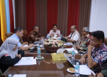 Wakil Bupati Aceh Besar H Syukri A Jalil, memimpin rapat monitoring, koordinasi, dan konsolidasi pelaksanaan penanganan pascabencana, di Gedung Dekranasda Aceh Besar, Gampong Gani, Kecamatan Ingin Jaya, Aceh Besar, Kamis (2/7/2026). FOTO/ PROTOKOL PEMKAB ACEH BESAR