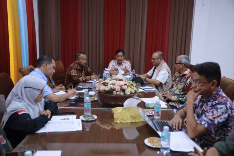 Wakil Bupati Aceh Besar H Syukri A Jalil memimpin rapat monitoring koordinasi dan konsolidasi pelaksanaan penanganan pascabencana di Gedung Dekranasda Aceh Besar Gampong Gani Kecamatan Ingin Jaya Aceh Besar Kamis 272026 FOTO PROTOKOL PEMKAB ACEH BESAR KETIKKABARcom Wakil Bupati Aceh Besar H Syukri A Jalil memimpin rapat monitoring koordinasi dan konsolidasi pelaksanaan penanganan pascabencana di Gedung Dekranasda Aceh Besar Gampong Gani Kecamatan Ingin Jaya Aceh Besar Kamis 272026 FOTO PROTOKOL PEMKAB ACEH BESAR