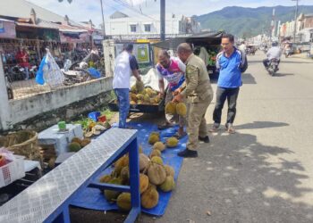 Satpol PP dan WH Aceh Besar menertibkan Pedagang Kaki Lima (PKL) yang berjualan di sepanjang badan jalan depan Pasar Ketapang, Kecamatan Darul Imarah, Kamis (2/7/2026) FOTO/MC ACEH BESAR
