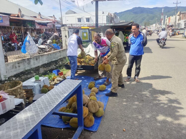 Satpol PP dan WH Aceh Besar menertibkan Pedagang Kaki Lima PKL yang berjualan di sepanjang badan jalan depan Pasar Ketapang Kecamatan Darul Imarah Kamis 272026 FOTOMC ACEH BESAR KETIKKABARcom Satpol PP dan WH Aceh Besar menertibkan Pedagang Kaki Lima PKL yang berjualan di sepanjang badan jalan depan Pasar Ketapang Kecamatan Darul Imarah Kamis 272026 FOTOMC ACEH BESAR