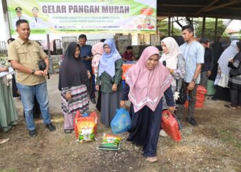Masyarakat membawa pulang paket sembako dari belanja pada pangan murah yang digelar oleh Pemkab Aceh Besar melalui Dinas Pangan di Halaman Kantor Camat di Halaman Kantor Camat Darul Imarah, Aceh Besar, Jumat (03/07/2026). FOTO/MC ACEH BESAR