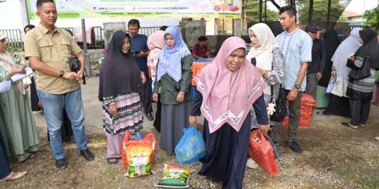 Masyarakat membawa pulang paket sembako dari belanja pada pangan murah yang digelar oleh Pemkab Aceh Besar melalui Dinas Pangan di Halaman Kantor Camat di Halaman Kantor Camat Darul Imarah Aceh Besar Jumat 03072026 FOTOMC ACEH BESAR KETIKKABARcom Masyarakat membawa pulang paket sembako dari belanja pada pangan murah yang digelar oleh Pemkab Aceh Besar melalui Dinas Pangan di Halaman Kantor Camat di Halaman Kantor Camat Darul Imarah Aceh Besar Jumat 03072026 FOTOMC ACEH BESAR