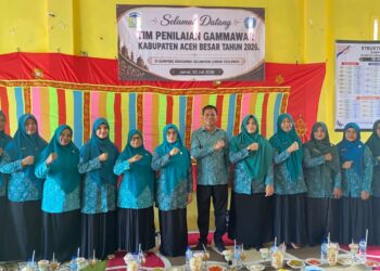 Foto bersama pada penilaian Gammawar dan Gelari Pelangi Tahun 2026 di Gampong Suka Damai, Kecamatan Lembah Seulawah, Kabupaten Aceh Besar, Jumat (3/7/2026). FOTO/ MC ACEH BESAR