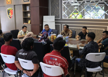 Polda Aceh menerima penyampaian pendapat di muka umum yang dilakukan Yayasan Lembaga Bantuan Hukum–Keadilan Indonesia (YLBH-KI) Aceh Barat bersama sejumlah masyarakat di depan Mapolda Aceh, Jumat (3/7/2026).