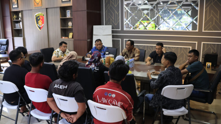 Polda Aceh menerima penyampaian pendapat di muka umum yang dilakukan Yayasan Lembaga Bantuan HukumKeadilan Indonesia YLBH KI Aceh Barat bersama sejumlah masyarakat di depan Mapolda Aceh Jumat 372026