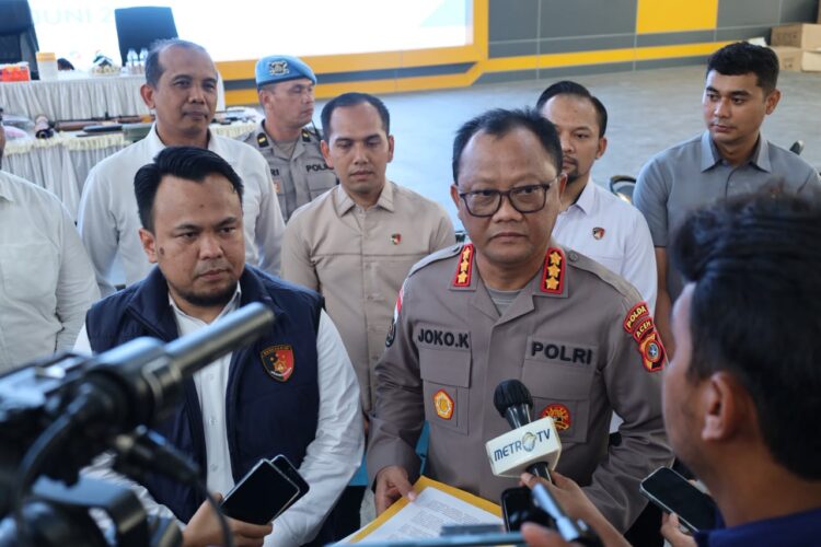 Kabid Humas Polda Aceh Kombes Pol Joko Krisdiyanto SIK saat diwawancarai oleh awak media di Banda Aceh KETIKKABARcom Kabid Humas Polda Aceh Kombes Pol Joko Krisdiyanto SIK saat diwawancarai oleh awak media di Banda Aceh