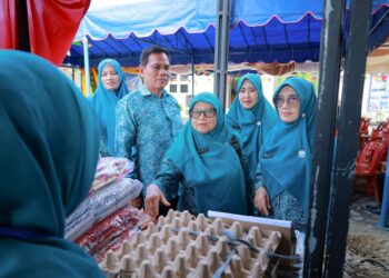 Wakil Ketua TP PKK Aceh Besar Hj Nurul Fazli SAg, (Kanan) meninjau proses penilaian Gammawar, di Kantor TP PKK Gampong Cot Puklat Kecamatan Blang Bintang, Rabu (8/7/2026). FOTO/MC ACEH BESAR