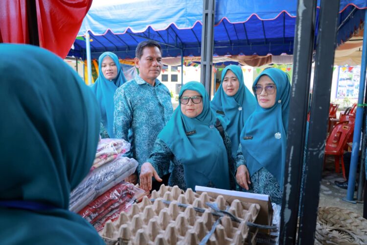 Wakil Ketua TP PKK Aceh Besar Hj Nurul Fazli SAg Kanan meninjau proses penilaian Gammawar di Kantor TP PKK Gampong Cot Puklat Kecamatan Blang Bintang Rabu 872026 FOTOMC ACEH BESAR