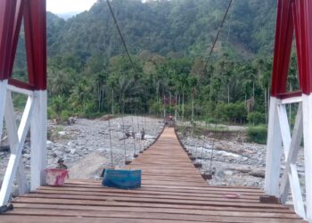 Kodim 0108/AcⒸ Hak cipta foto di atas dikembalikan sesungguhnya kepada pemilik foto.eh Tenggara bersama warga setempat kini mulai memasuki tahapan pemasangan papan lantai jembatan, Selasa (7/7/2026).