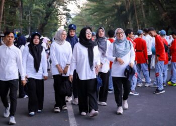 Foto bersama pada pelaksanaan Jalan Sehat Anti Mager dalam rangka HKG PKK Nasional ke-54 Tahun 2026, di depan Rumah Jabatan Gubernur Sulawesi Selatan, Kota Makassar, Sabtu (11/7/2026). PROKOPIM PEMKAB ACEH BESAR