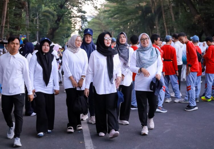 Foto bersama pada pelaksanaan Jalan Sehat Anti Mager dalam rangka HKG PKK Nasional ke 54 Tahun 2026 di depan Rumah Jabatan Gubernur Sulawesi Selatan Kota Makassar Sabtu 1172026 PROKOPIM PEMKAB ACEH BESAR