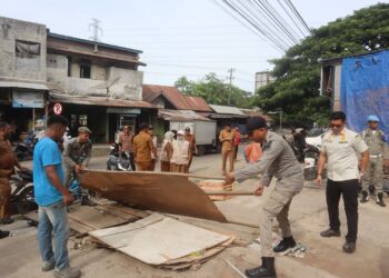 Kepala Dinas Kopukmdag Aceh Besar Drs. Sulaimi, M.Si Bersama Kasatpol PP dan WH Aceh Besar dengan dukungan Muspika Ingin Jaya melakukan apel sebelum melakukan pernertiban di sepanjang jalan utama Pasar Induk Lambaro, Kecamatan Ingin Jaya, Selasa (14/7/2026) FOTO/MC ACEH BESAR