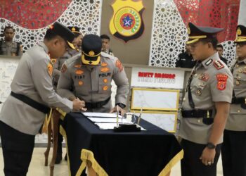 Kapolda Aceh Irjen Pol. Ruddi Setiawan, S.I.K., S.H., M.H., memimpin upacara serah terima jabatan (sertijab) 7 Pejabat Utama (PJU) dan 9 Kapolres jajaran Polda Aceh, di Lobby Mapolda Aceh, Rabu (15/7/2026).