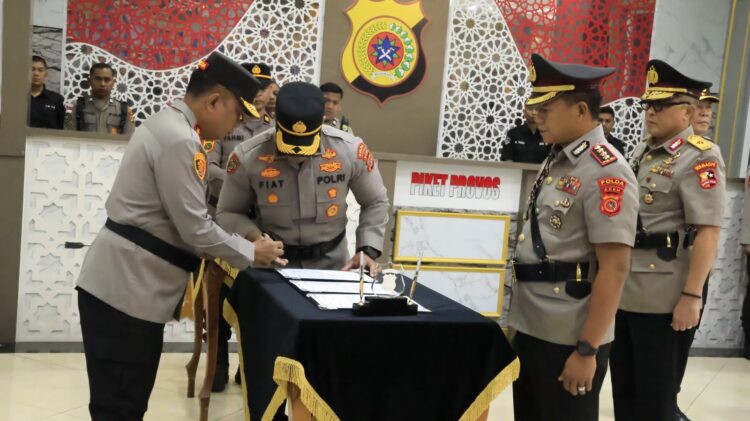 Kapolda Aceh Irjen Pol Ruddi Setiawan SIK SH MH memimpin upacara serah terima jabatan sertijab 7 Pejabat Utama PJU dan 9 Kapolres jajaran Polda Aceh di Lobby Mapolda Aceh Rabu 1572026