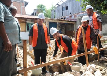 Ketua DPRK Banda Aceh, Irwansyah ST melakukan peletakan batu pertama pembangunan rumah layak huni secara simbolis di Gampong Lhoong Cut, Kecamatan Banda Raya, Banda Aceh, Kamis (16/7/2026).
