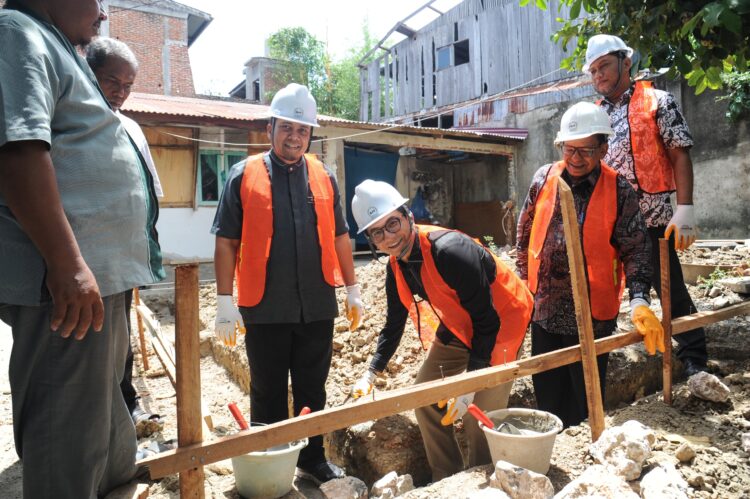 Ketua DPRK Banda Aceh Irwansyah ST melakukan peletakan batu pertama pembangunan rumah layak huni secara simbolis di Gampong Lhoong Cut Kecamatan Banda Raya Banda Aceh Kamis 1672026