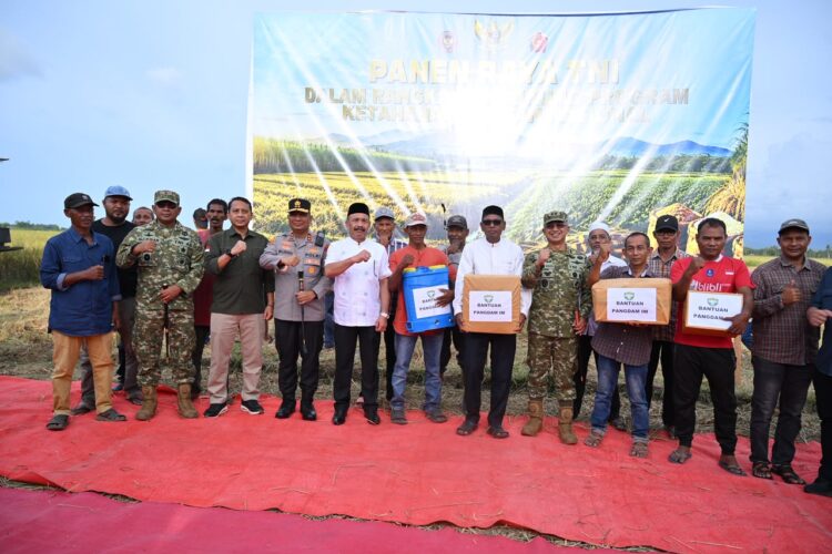 Kapolda Aceh Irjen Pol Ruddi Setiawan SIK SH MH menghadiri kegiatan Panen Raya Nasional di Gampong Karieng Kecamatan Mutiara Timur Kabupaten Pidie Jumat 1772026 KETIKKABARcom Kapolda Aceh Irjen Pol Ruddi Setiawan SIK SH MH menghadiri kegiatan Panen Raya Nasional di Gampong Karieng Kecamatan Mutiara Timur Kabupaten Pidie Jumat 1772026