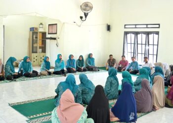 Ketua TP PKK Aceh Besar Hj Rita Mayasari, menyampaikan arahannya pada pelaksanaan program Saweu Gampong, di Gampong Pasi, Kecamatan Lhong Kabuapaten Aceh Besar, Sabtu (18/7/2026) FOTO/ MC ACEH BESAR