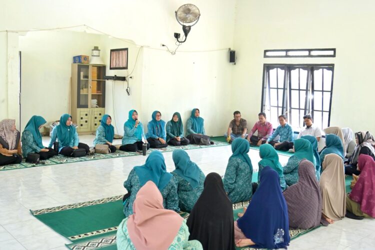 Ketua TP PKK Aceh Besar Hj Rita Mayasari menyampaikan arahannya pada pelaksanaan program Saweu Gampong di Gampong Pasi Kecamatan Lhong Kabuapaten Aceh Besar Sabtu 1872026 FOTO MC ACEH BESAR
