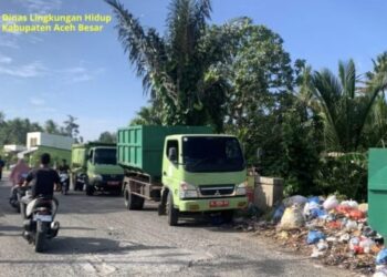 Petugas DLH Kabupaten Aceh Besar bersama unsur Muspika Kecamatan Montasik menggelar aksi gotong royong membersihkan tumpukan sampah di Gampong Piyeung, Kecamatan Montasik, Sabtu (18/7/2026). FOTO/ DLH ACEH BESAR
